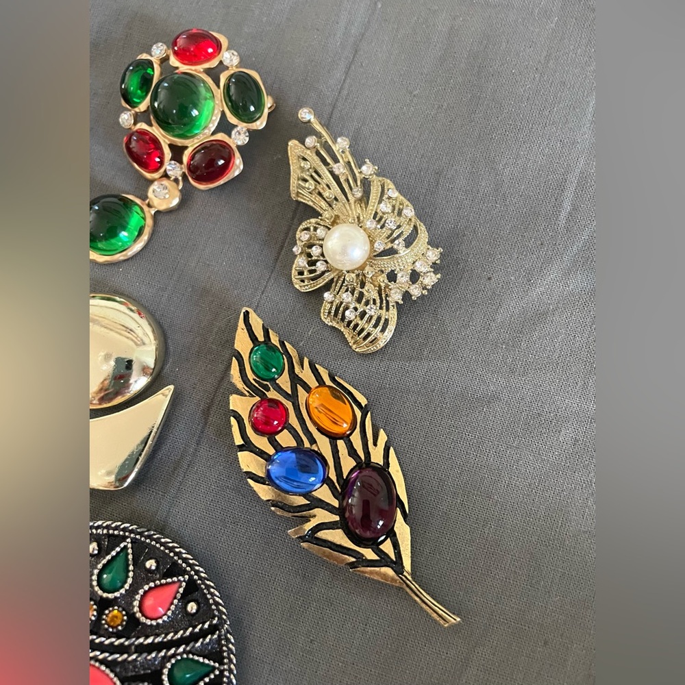 Vintage & Modern Brooch Collection, Gold, Reds,Greens, some stamped, 9 - Picture 5 of 11